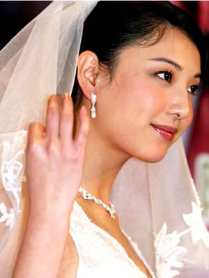 [新闻]2.20图文:"台北新娘"郑希怡演绎新款婚纱显美态