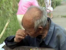 下面的这张图片是87岁老人在饿了一天肚子后在下午2点左右，终于撑不住了，走向垃圾桶找吃的吃的情景（可是他的小女儿却说：他父亲有喜欢捡垃圾吃的喜欢，不管是不是饿，就是喜欢吃垃圾）可是中央电视台记者进行了