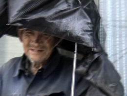 下面的这张图片是老人突遇一场大暴雨没地方躲雨的情景，当时央视记者要老人上采访车避避雨，可是老人始终不肯上采访车，没办法，记者只好给老人一把雨伞希望老人少受暴风雨的袭击！老人很倔!不光是在这件事上倔，在