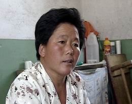 下面的这张图片就是老人的大女儿，也不愿将老人接到身边来照顾！