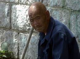看看下面的这张图片，看看老人的眼神！唉~~老人的未来会怎样？