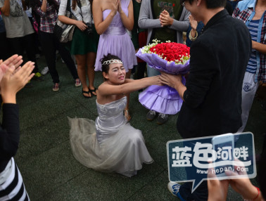 汕大<em>女生光棍节</em>向男友求婚!我又相信爱情了!_