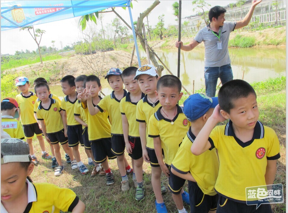 六一儿童节足球游戏活动