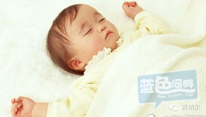 婴儿什么样睡眠姿势,才能保证睡眠安全和睡眠